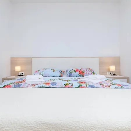 Seafront Maris By El-pi Tours