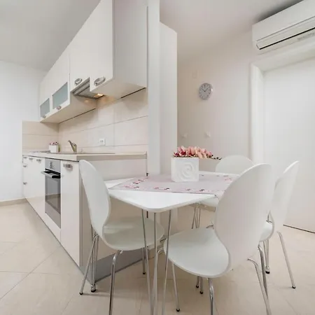 Seafront Maris By El-pi Tours *