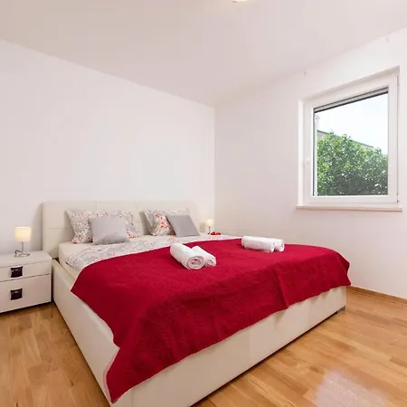 Seafront Maris By El-pi Tours