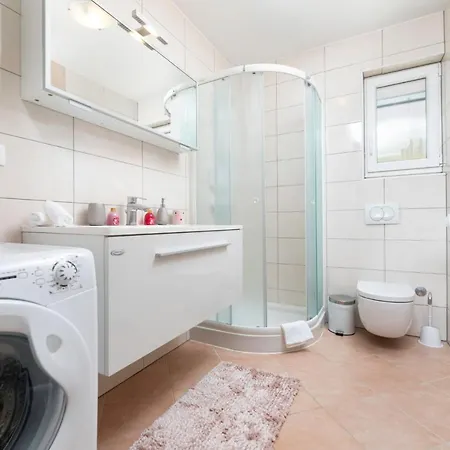 Seafront Maris By El-pi Tours