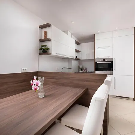 Seafront Maris By El-pi Tours *