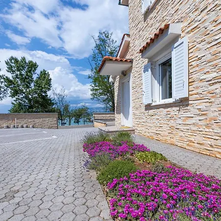 Apartment Seafront Maris By El-pi Tours