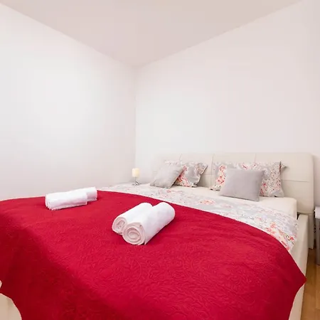 Seafront Maris By El-pi Tours *