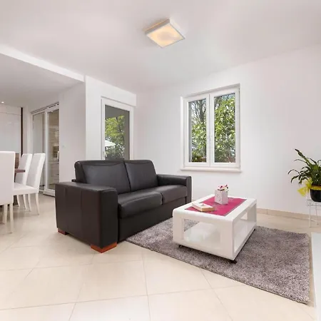 Apartment Seafront Maris By El-pi Tours