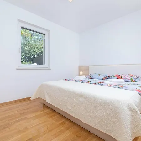 Seafront Maris By El-pi Tours