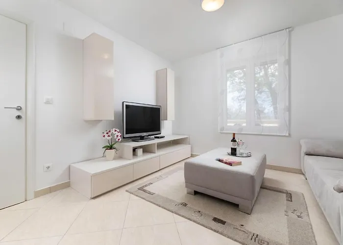 Seafront Maris By El-pi Tours