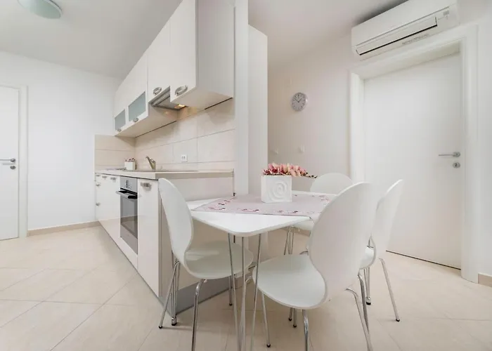 Seafront Maris By El-pi Tours *