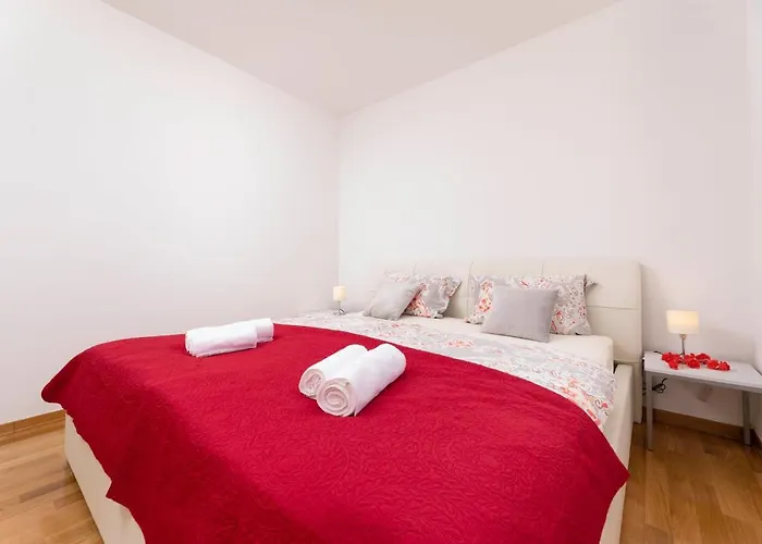 Seafront Maris By El-pi Tours *