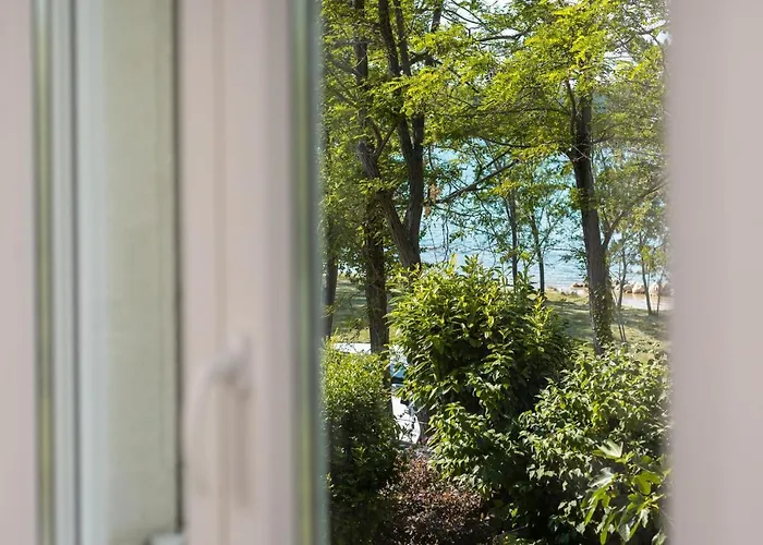 Seafront Maris By El-pi Tours *