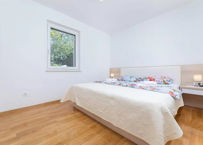 Seafront Maris By El-pi Tours