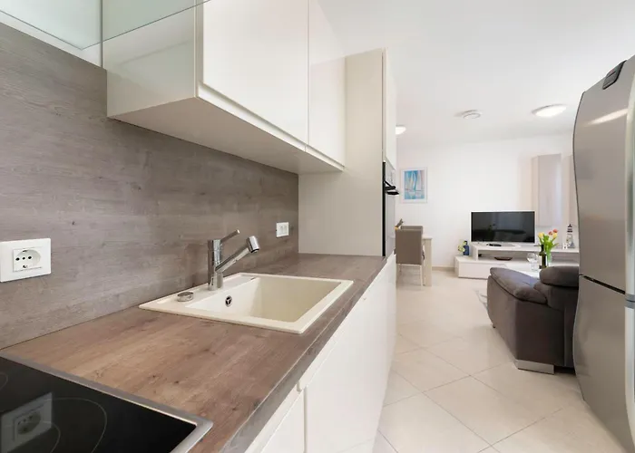 Seafront Maris By El-pi Tours *