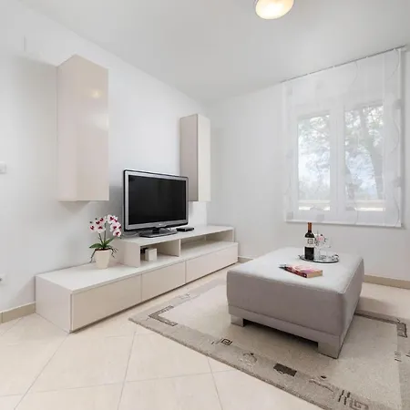 Seafront Maris By El-pi Tours