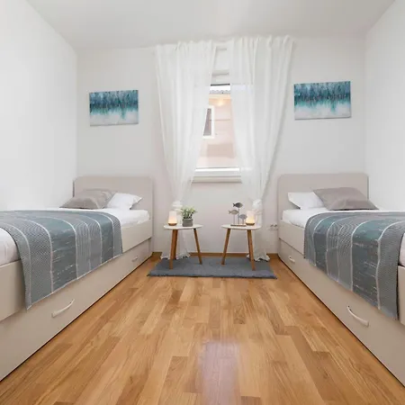 Seafront Maris By El-pi Tours *