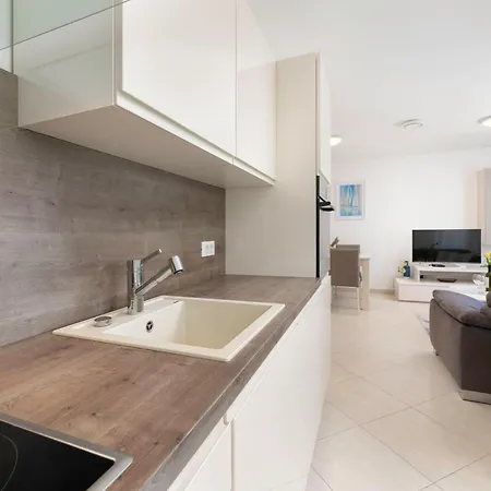 Seafront Maris By El-pi Tours *