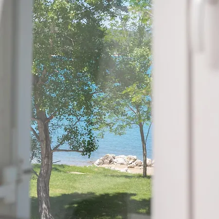 Seafront Maris By El-pi Tours *